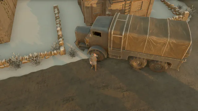Un soldat Warden devant un camion de ravitaillement dans la neige.